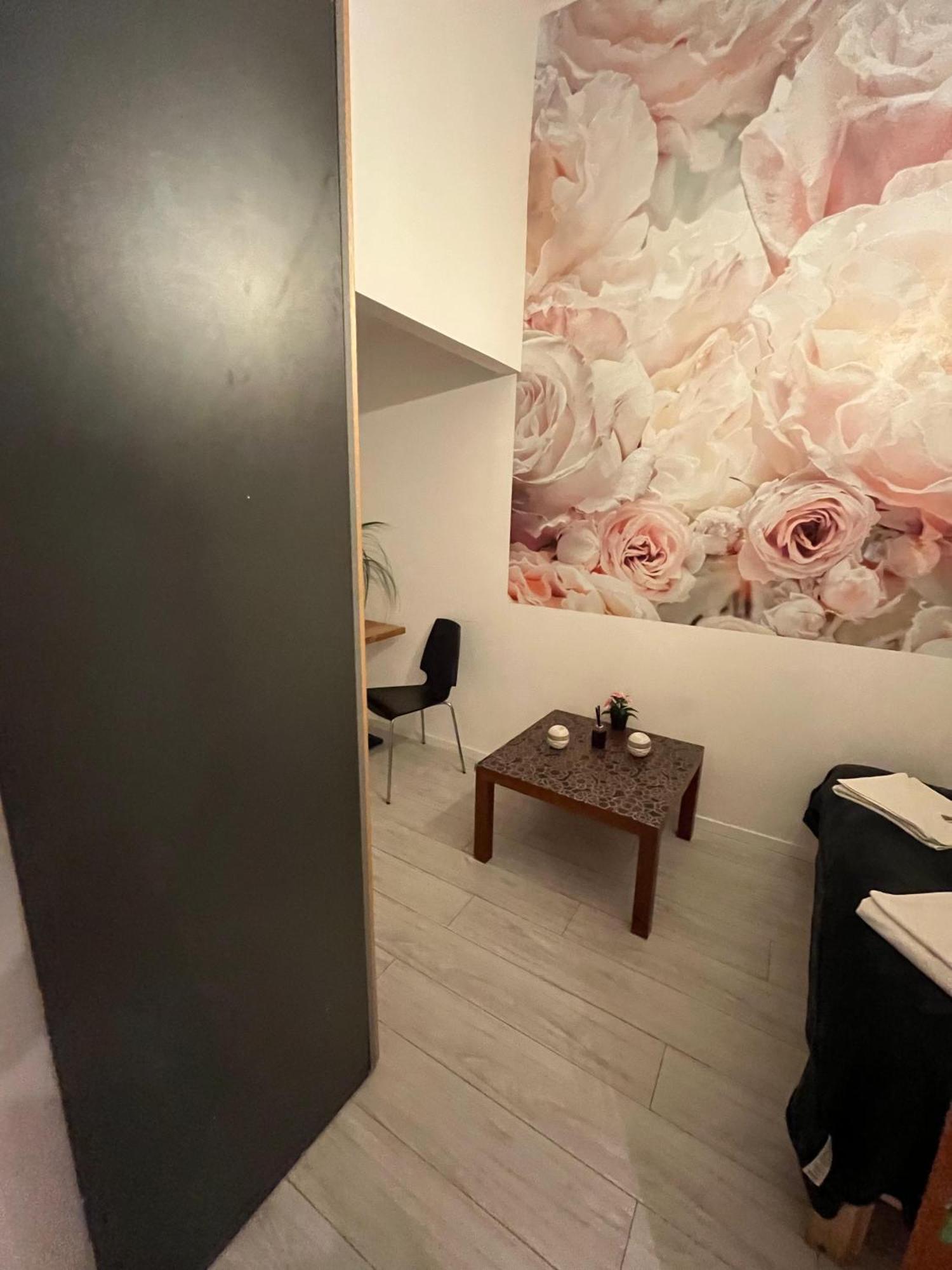 Spring Roses Downtown Boutique On The Famous Vaci Fashion Street Free Coffee, Tee Appartement *