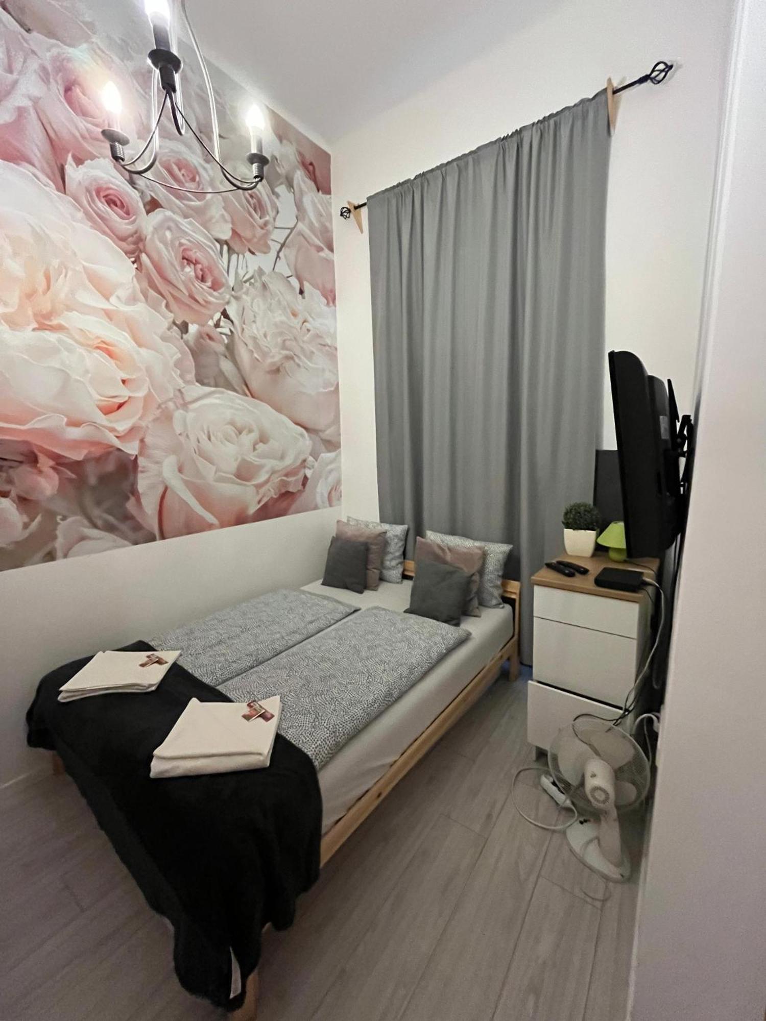Spring Roses Downtown Boutique On The Famous Vaci Fashion Street Free Coffee, Tee Appartement Boedapest